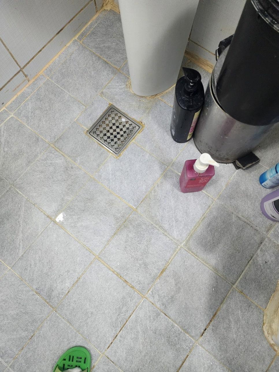 욕실 내부 배관 및 타일 상태 확인