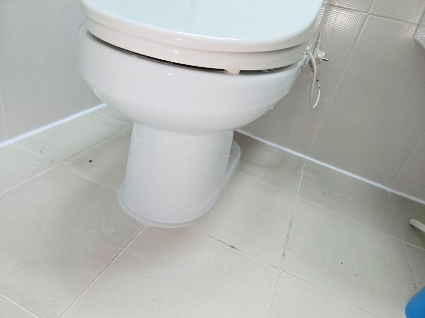 보수 작업 중인 욕실 공간