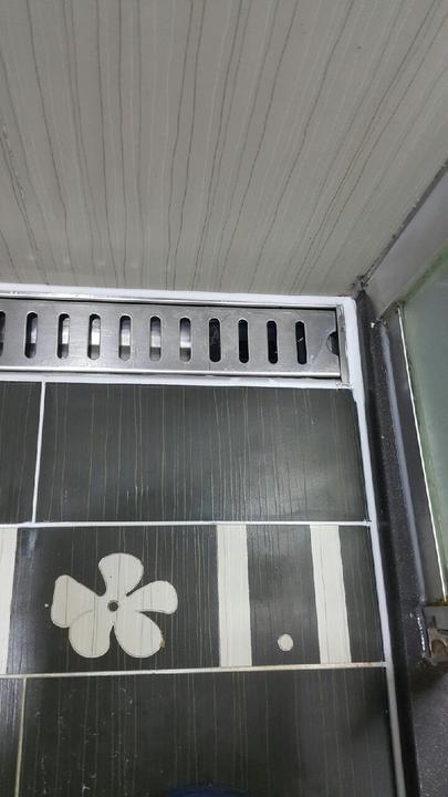 욕실 내 장식 및 배관 마감 상태