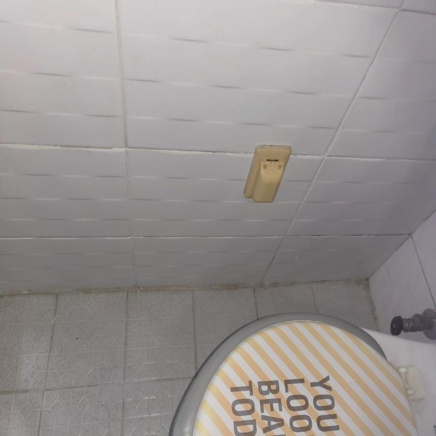 누수 피해가 발생한 천장 부근