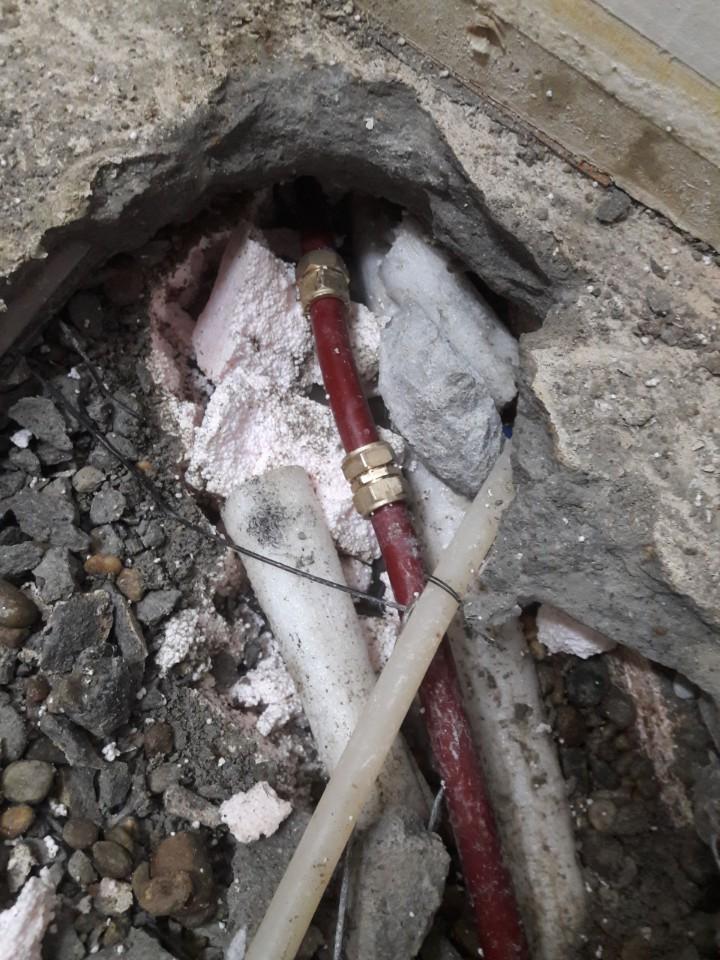 문제가 된 파이프와 주변 잔해물 상태