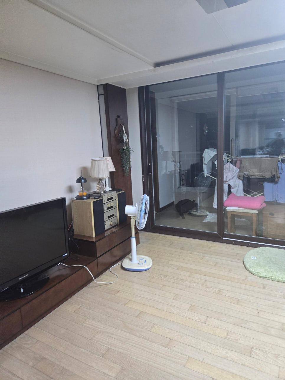 수리 후 정리된 거실 내부 모습