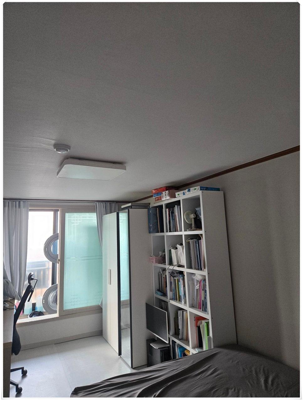도배 공사가 완료된 깔끔한 방