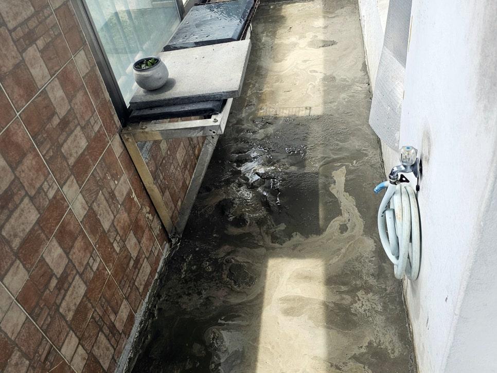 누수 흔적이 남아있는 콘크리트 바닥과 수전