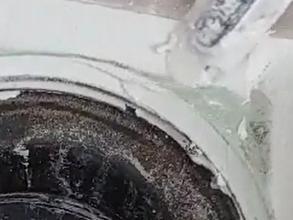 타일 메꿈 작업을 진행하는 벽면
