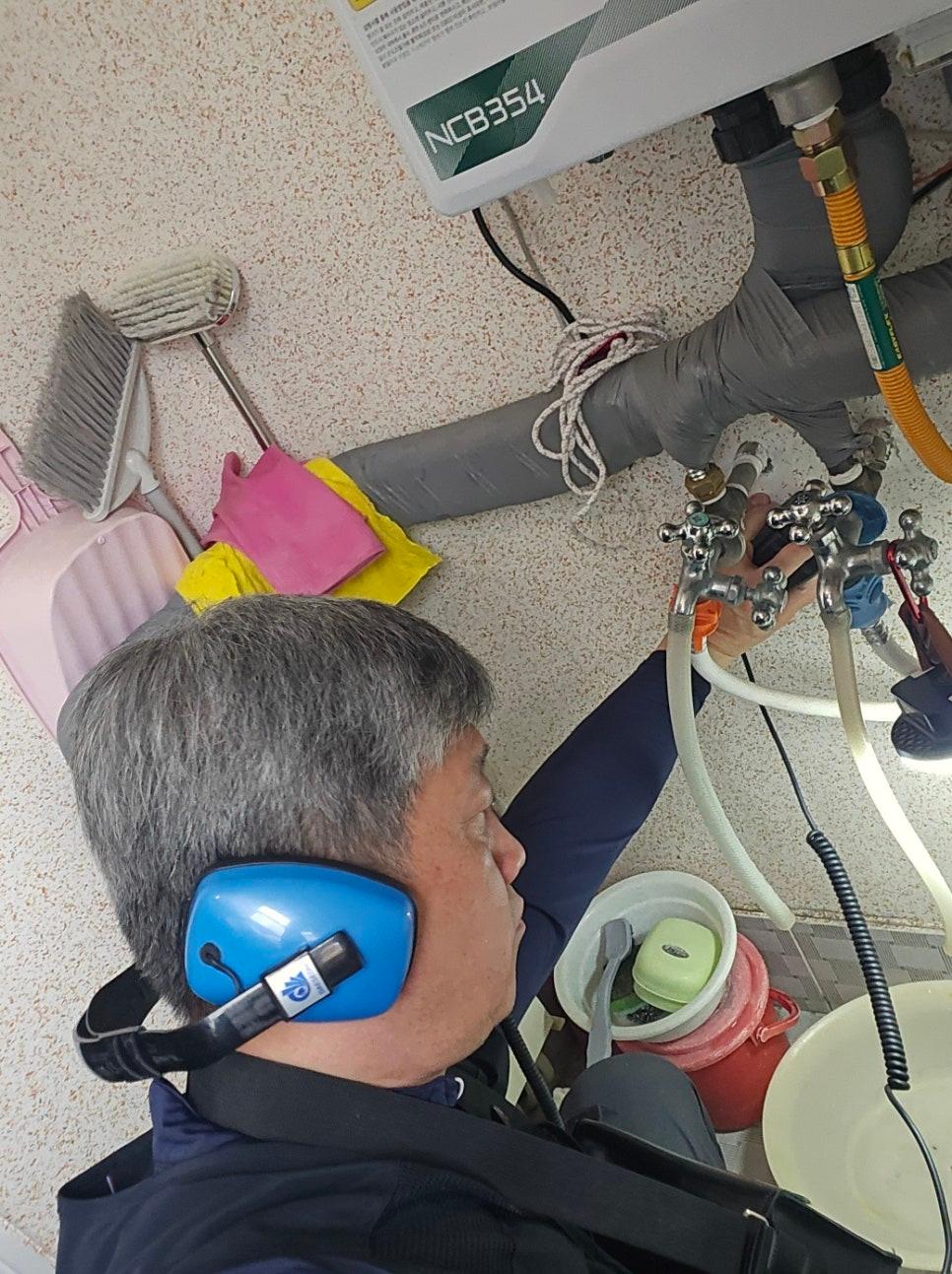 현장을 점검 중인 작업자의 모습