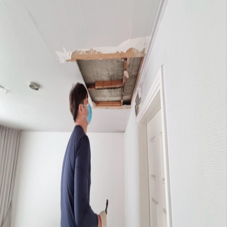 점검이 진행 중인 복도 공간