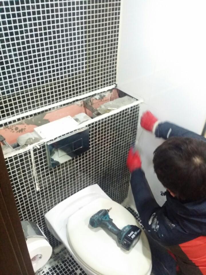 작업 중인 화장실 내부 모습