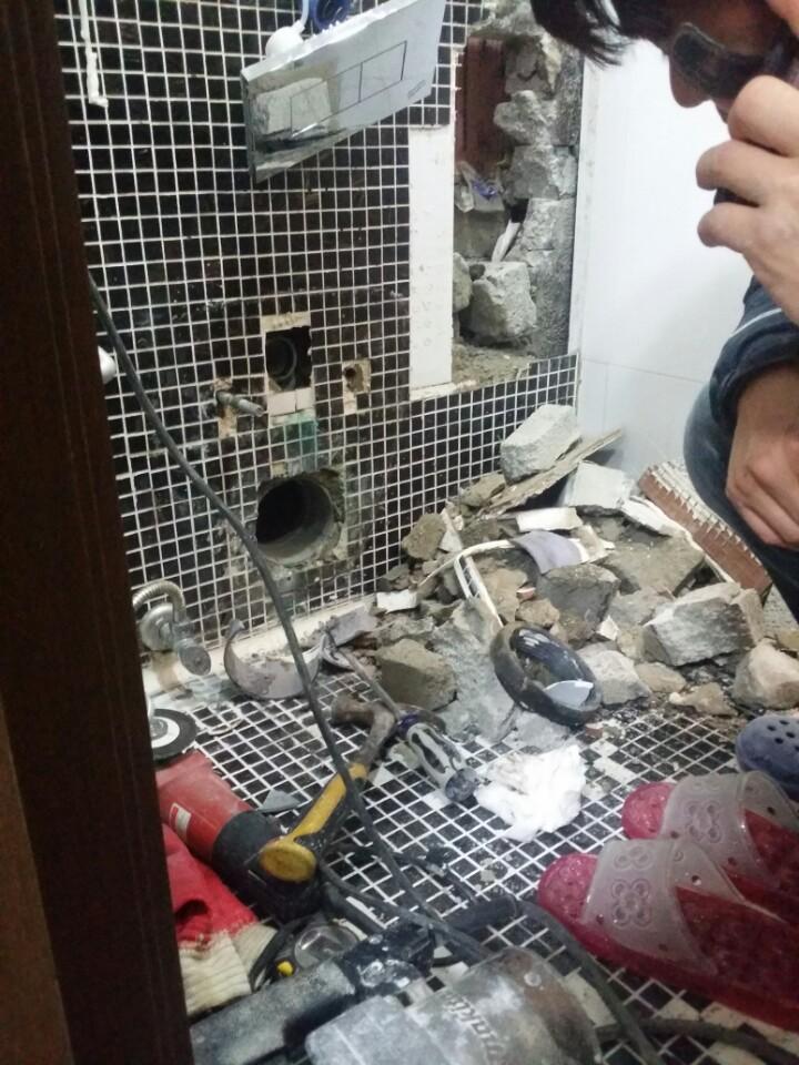 배관 노출 및 파손된 벽면 상태