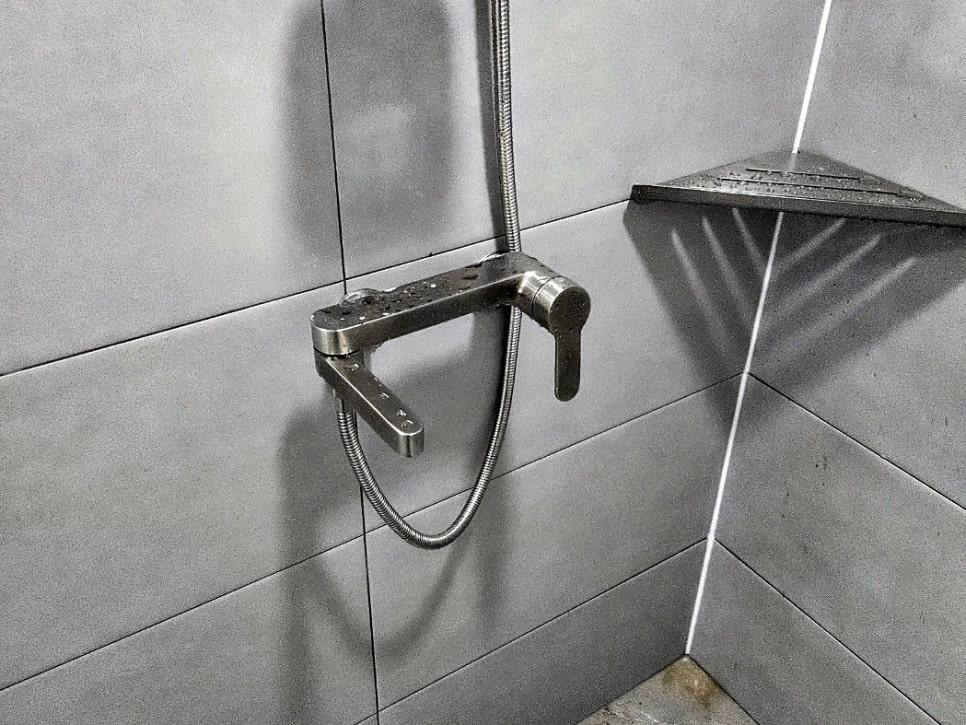 샤워 부스 주변의 누수 의심 지점