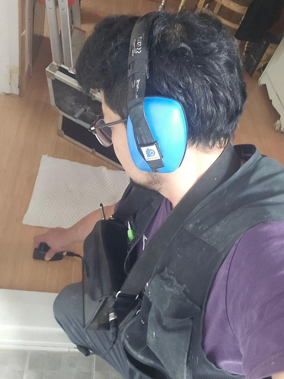전문가가 현장을 정밀하게 분석하는 모습