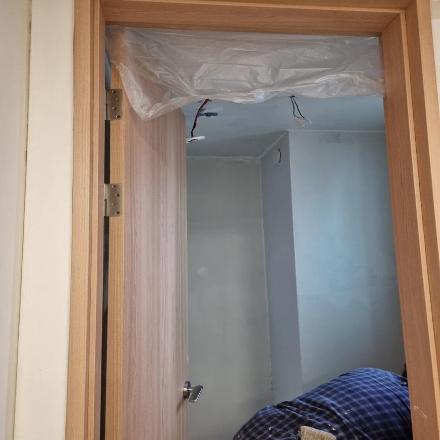 전선이 보이는 천장과 문 주변 공간