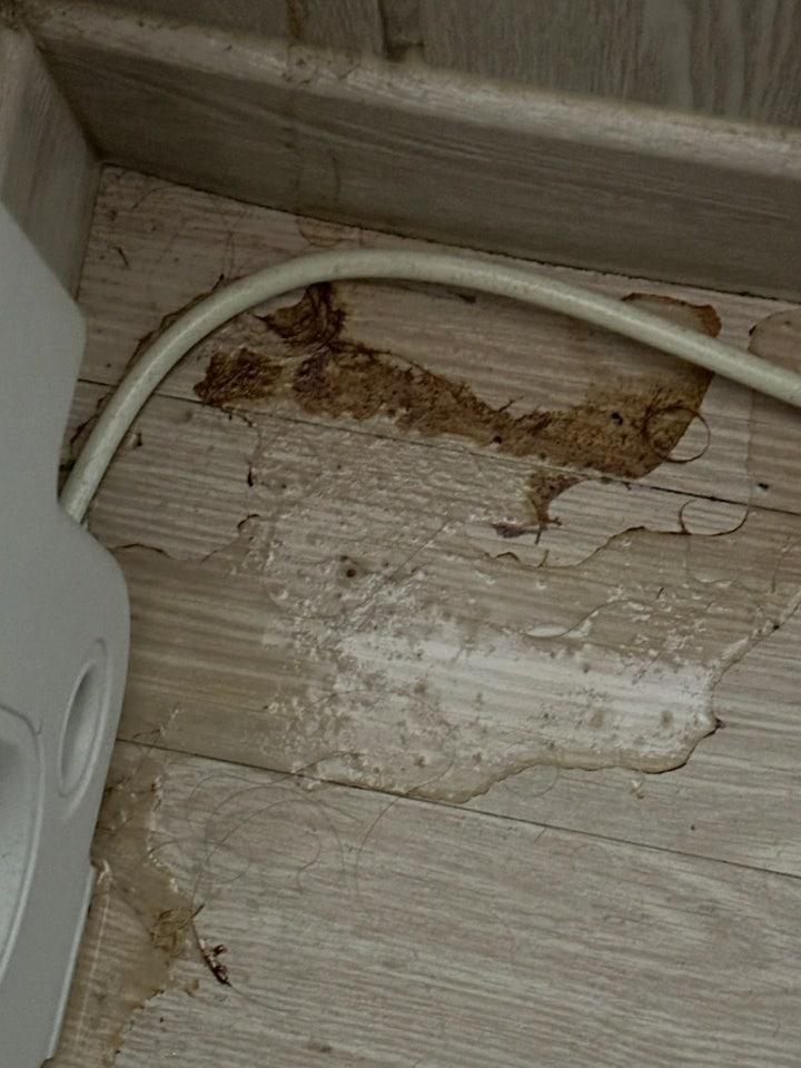 손상된 바닥재와 케이블이 보이는 현장