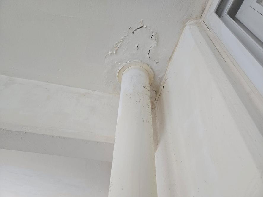 배관 주변 내부 상태 점검 중