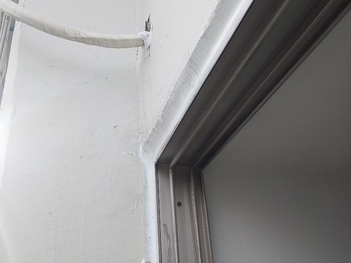 배선과 문틀이 있는 공사 현장 내부