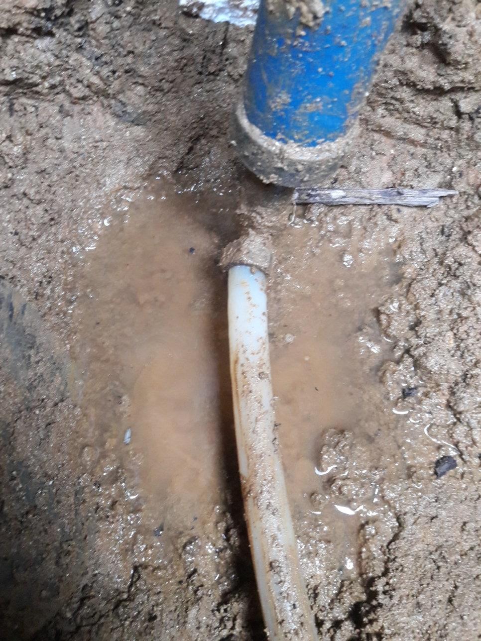 지면에 파인 흙과 물이 고여 있는 배관 주변 모습