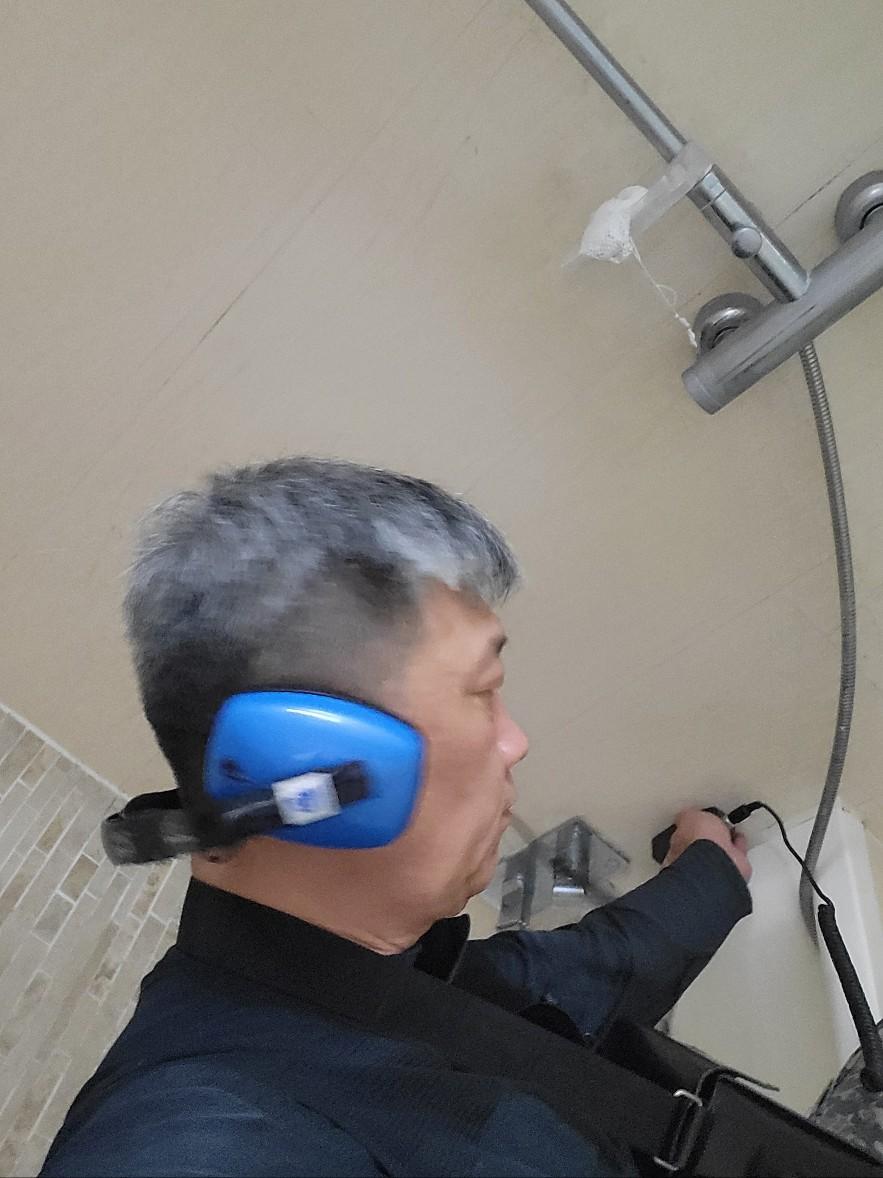 배관과 벽면 상태를 면밀히 확인하는 모습