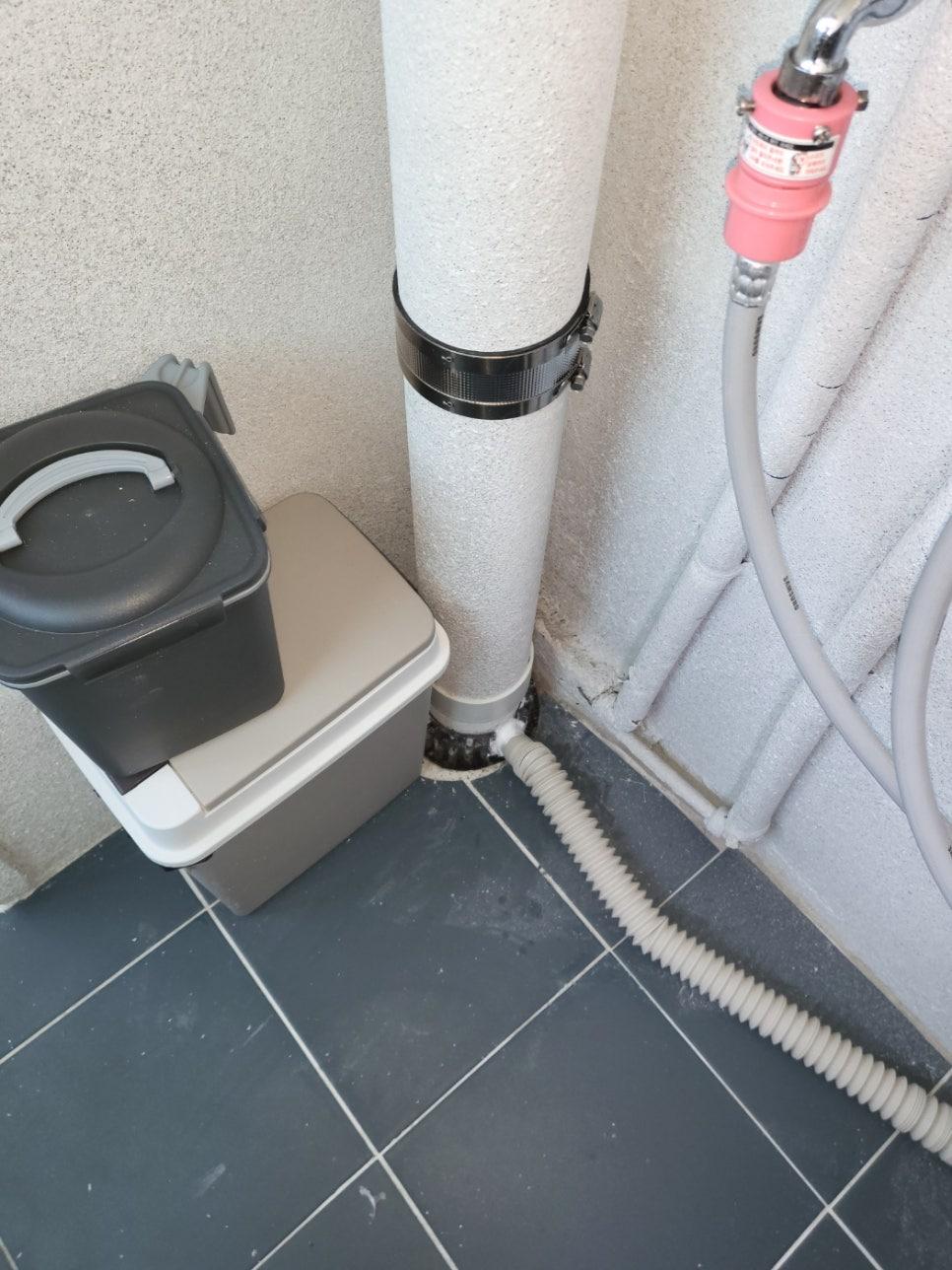 수도꼭지와 호스가 있는 벽면 현장