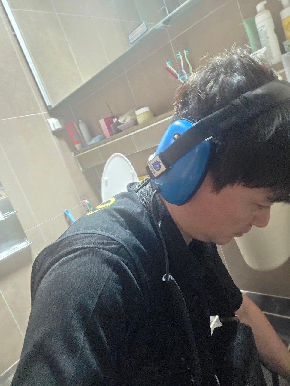 거울과 선반이 있는 욕실 현장