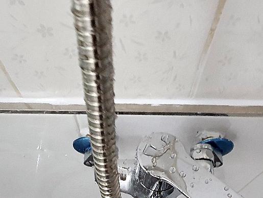 배관 상태를 점검하는 현장