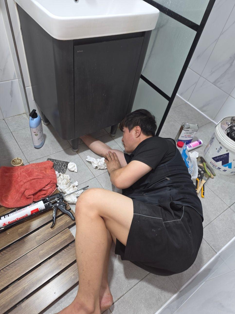 싱크볼과 수납장이 있는 욕실 공간