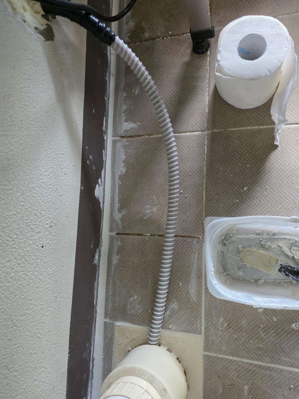 방수재 도포를 위한 타일 바닥 작업