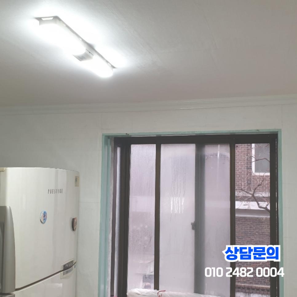 누수 점검이 완료된 창가 주변 내부