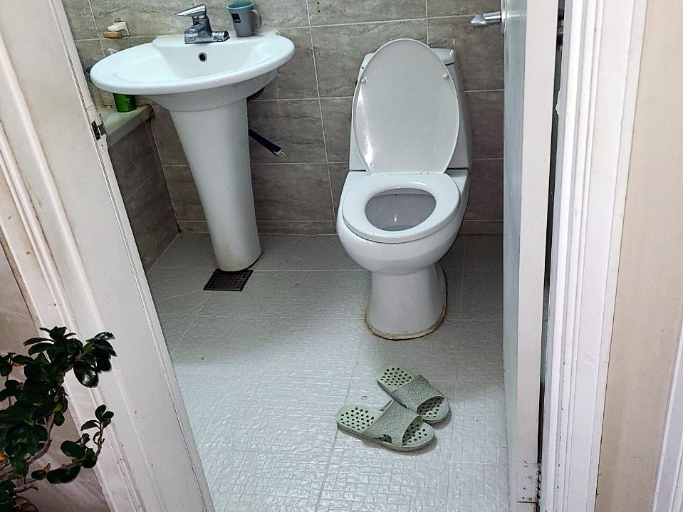 화장실 도기 및 타일 전체 전경