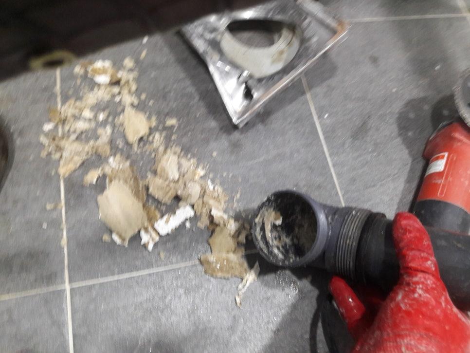 파손된 타일 조각과 현장 바닥 상태