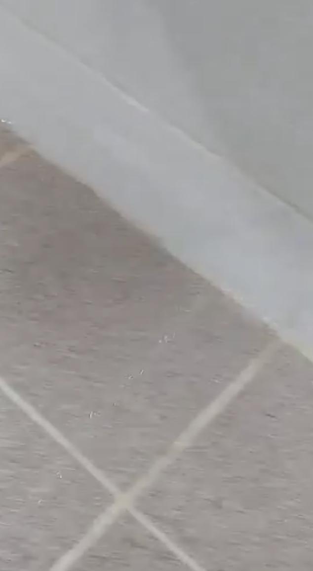 회색 타일 바닥이 있는 상가 내부