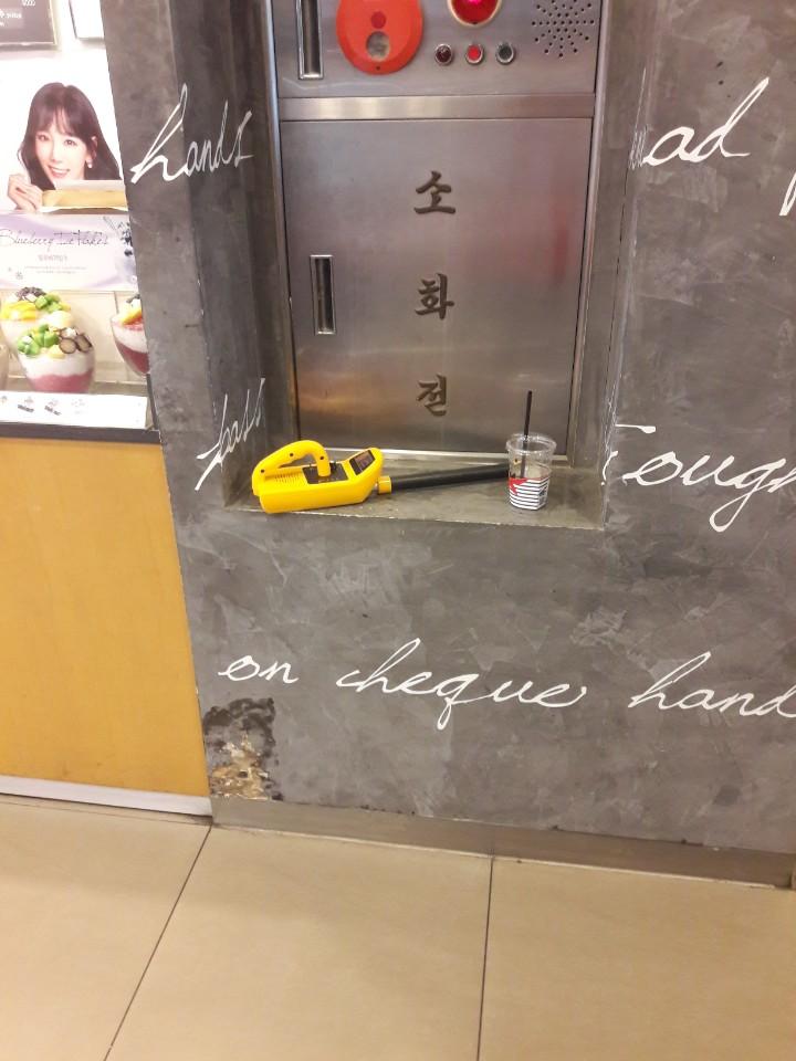 소화전 표시가 있는 복도 내부