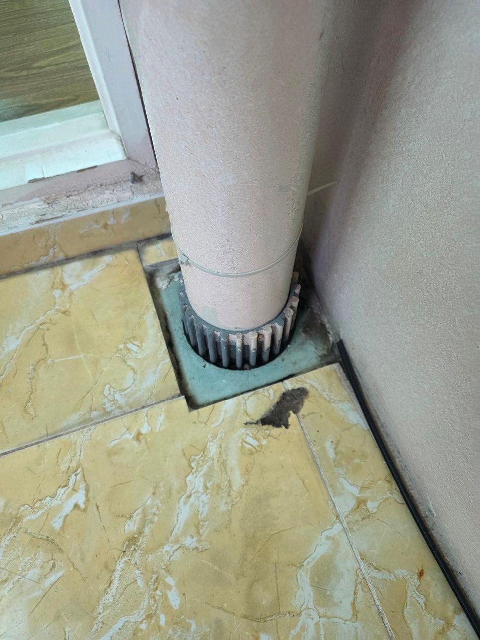 타일 바닥과 벽면 배관 구조
