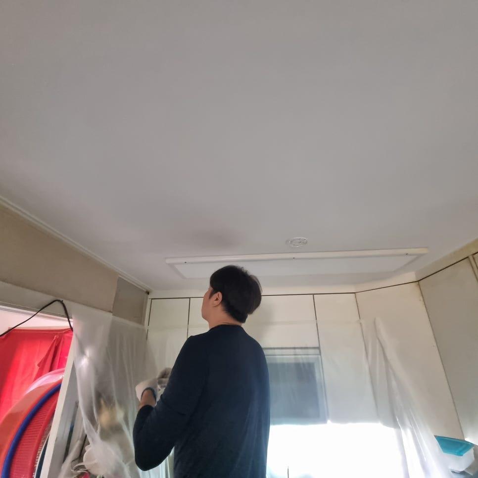 천장 및 창호 주변 보양 작업 모습