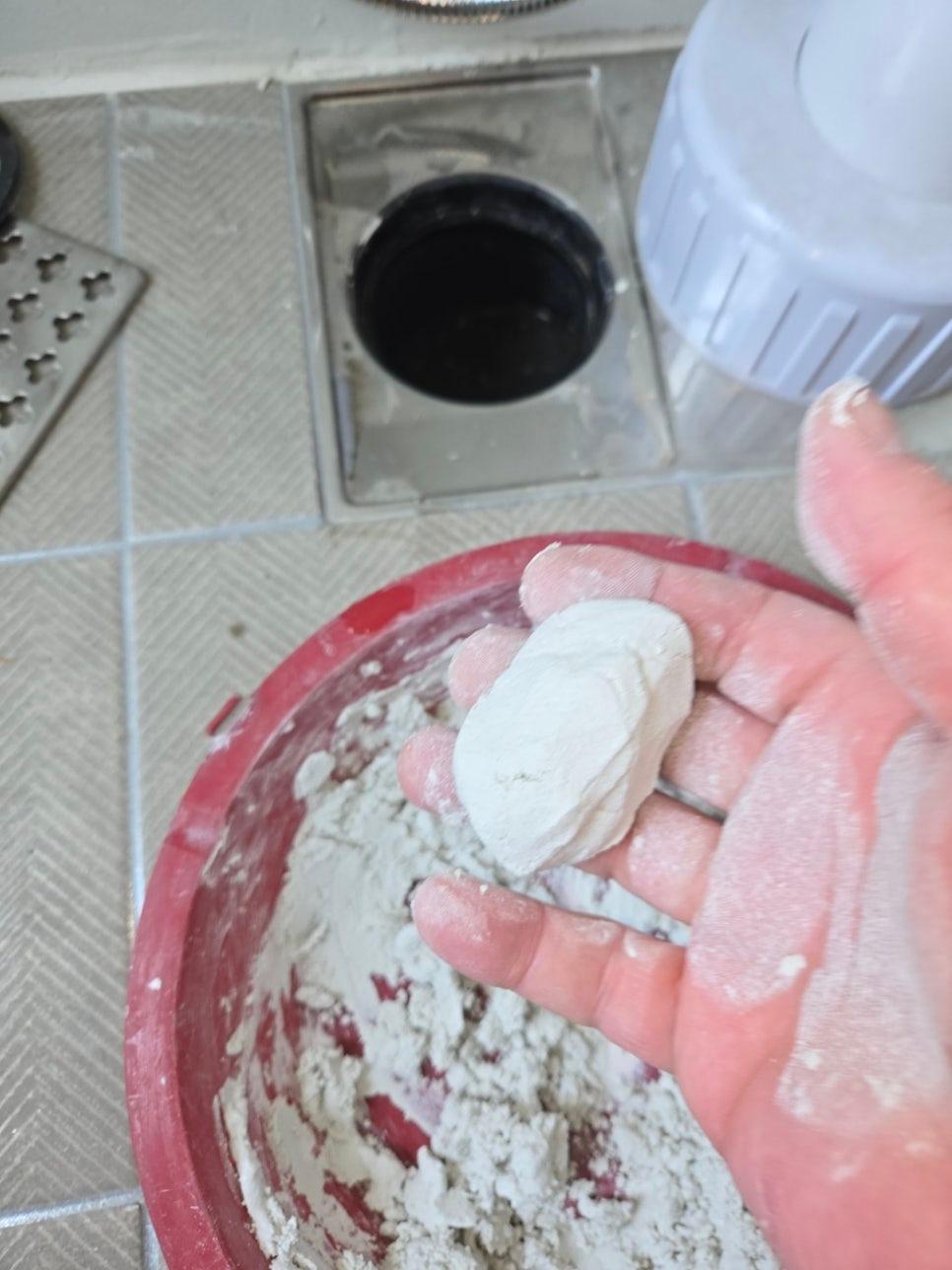 배수구 주변 방수 작업 준비