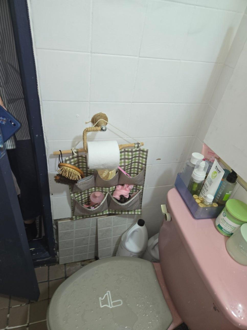 공사 완료 후 정리된 세면대와 욕실 내부