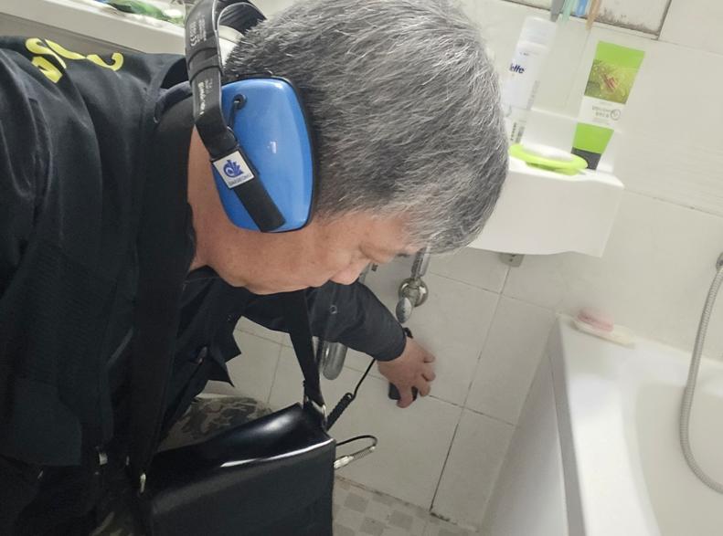 타일 작업 중인 현장 모습