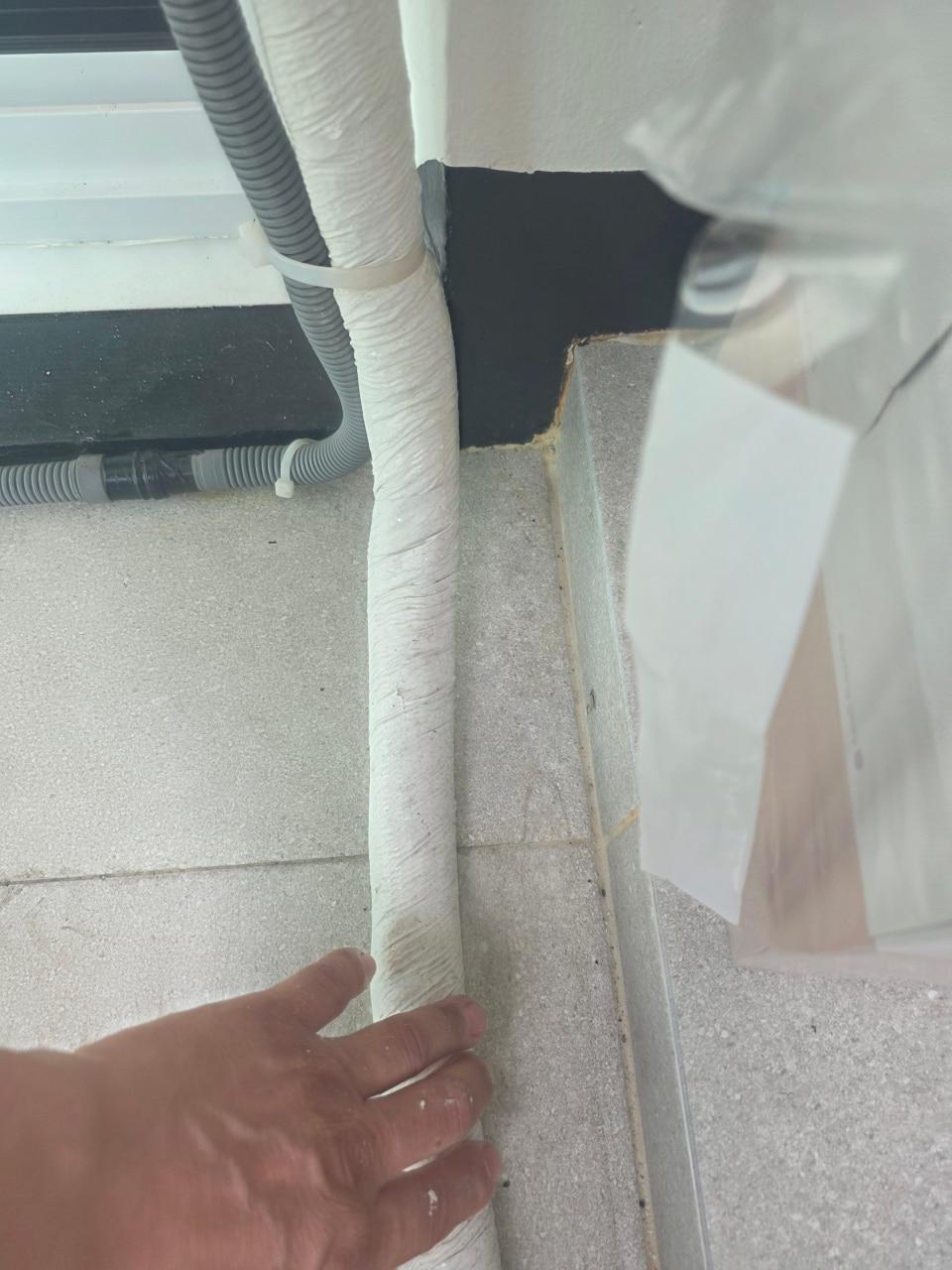 배관 연결 부위와 클램프 점검