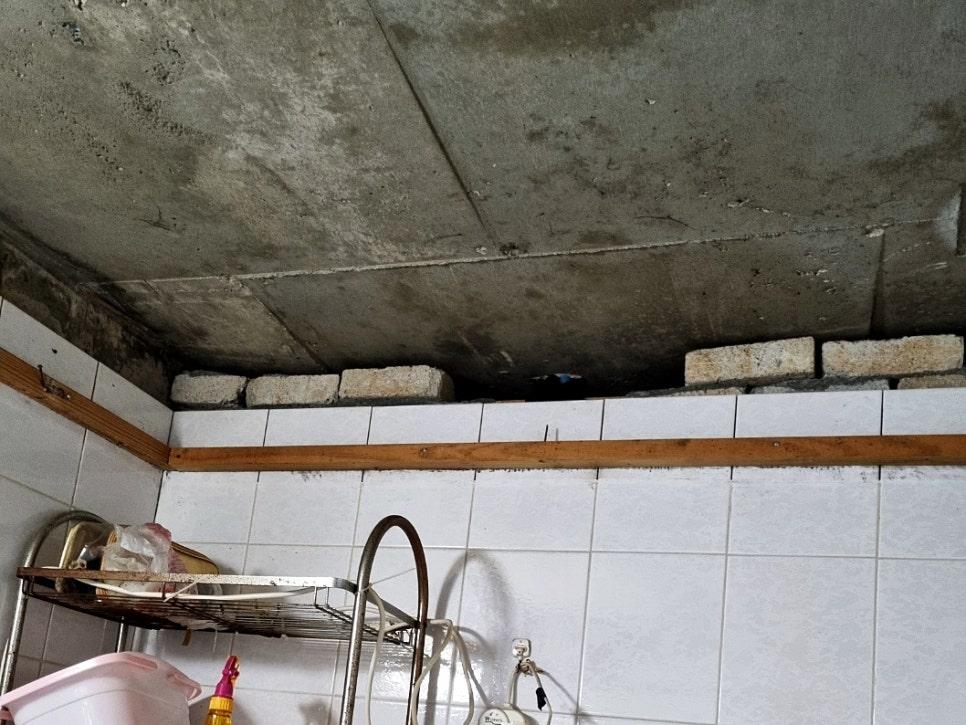 자재가 쌓여 있는 작업 공간