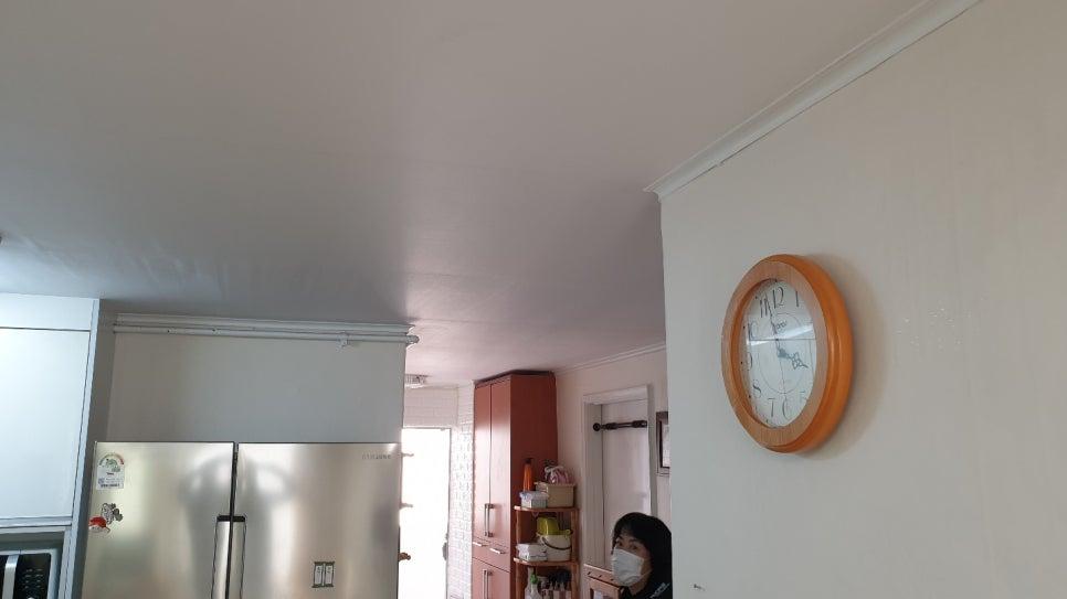 누수 흔적이 보이는 주방 천장 현장