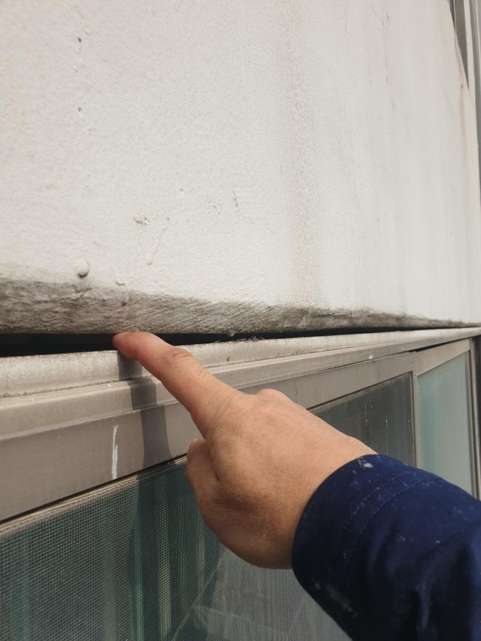 노후된 실리콘 틈새로 인한 누수 위험성