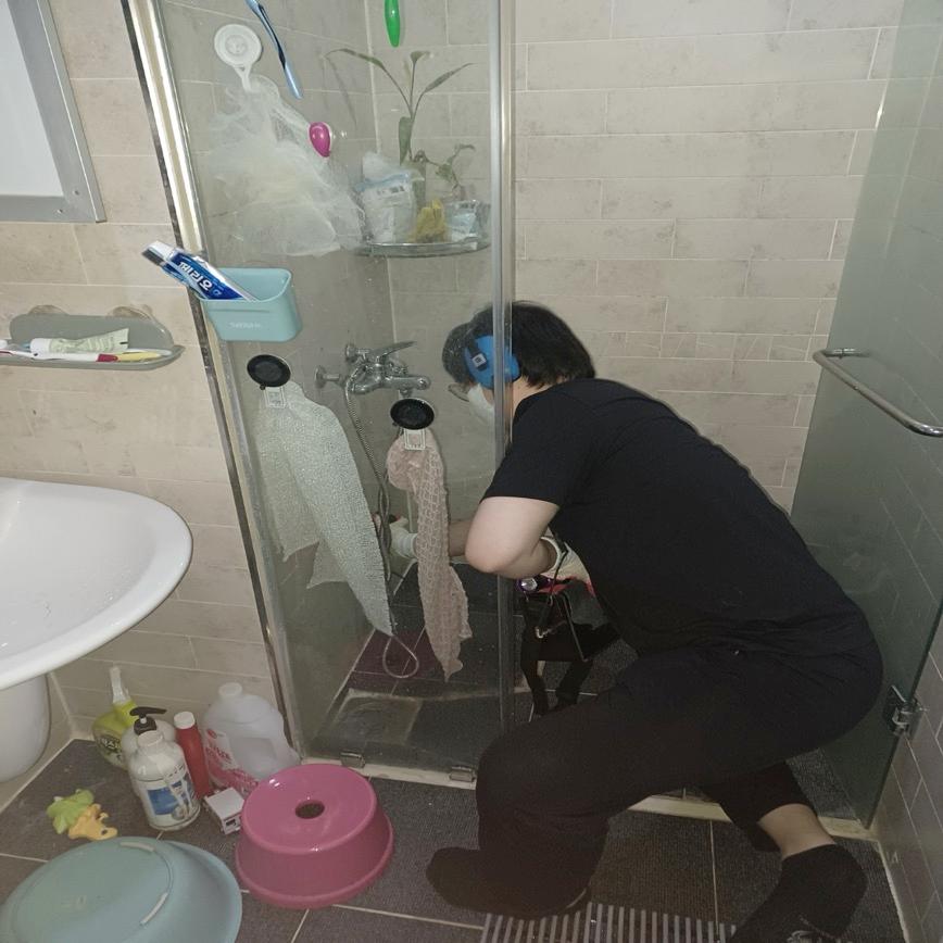 샤워 부스와 세면대가 있는 욕실 내부