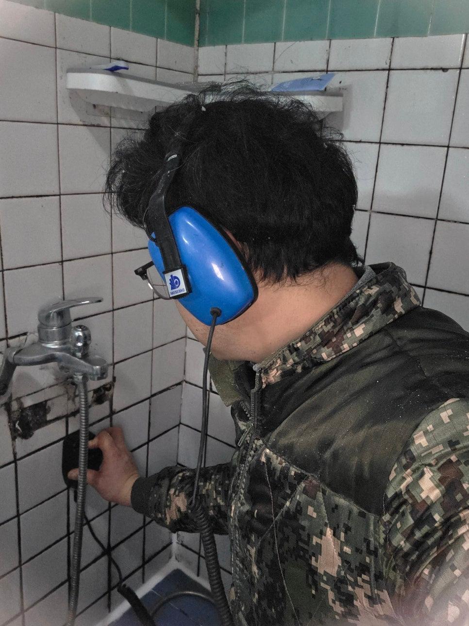 수도꼭지가 설치된 욕실 벽면