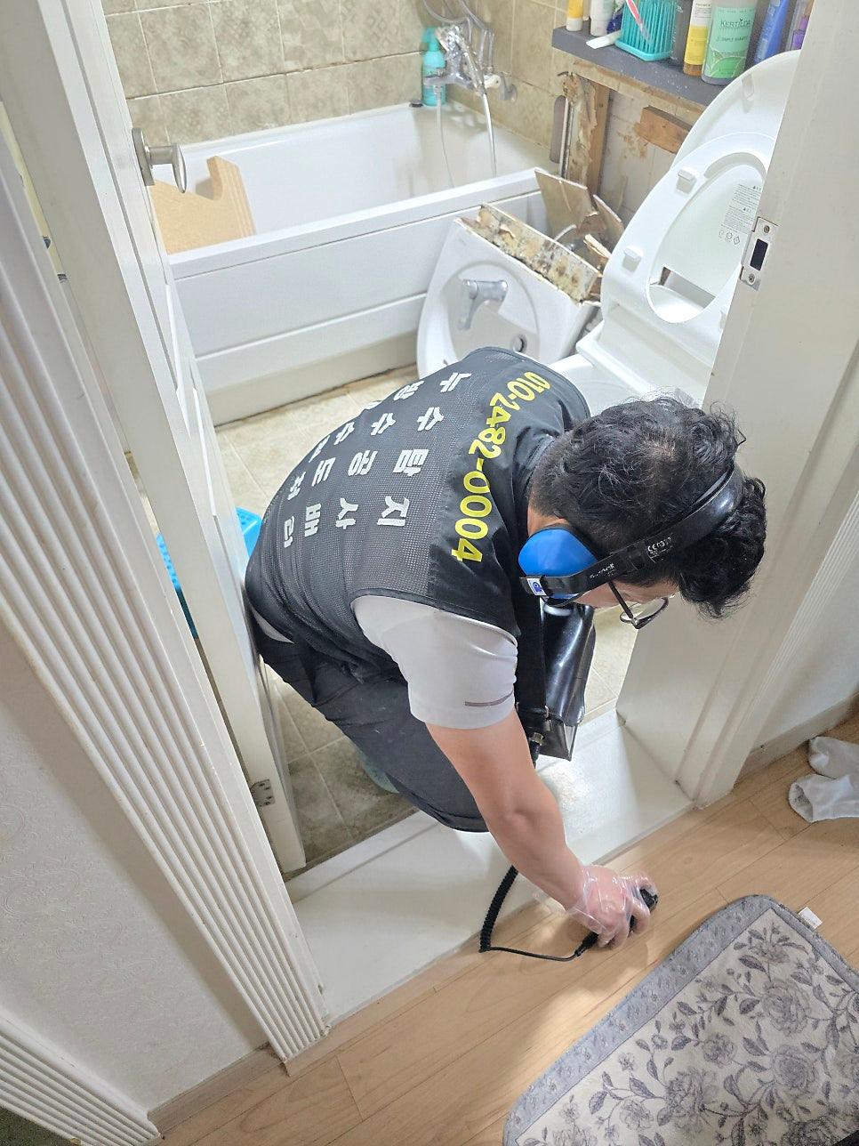 목재 바닥과 타일이 보이는 욕실 공사 과정