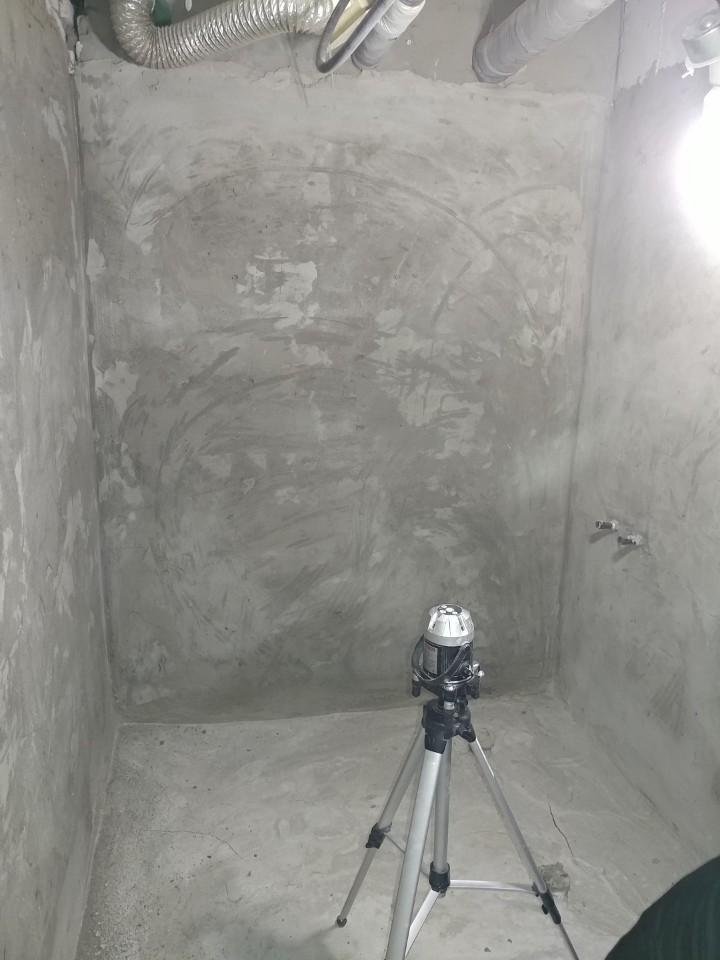 측정 장비와 배관 작업 중인 모습