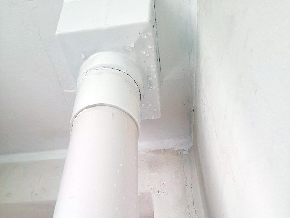 흰색 PVC 파이프와 벽면 접합부