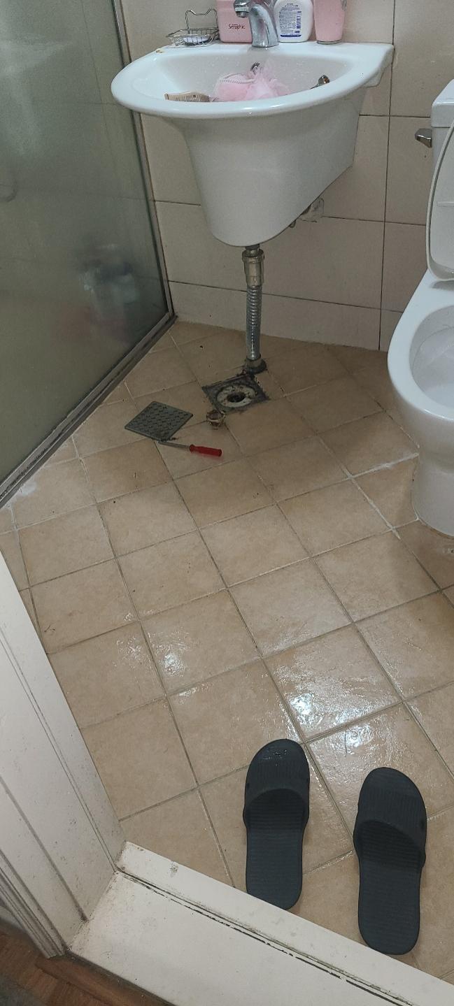 변기와 수전이 있는 욕실 전경