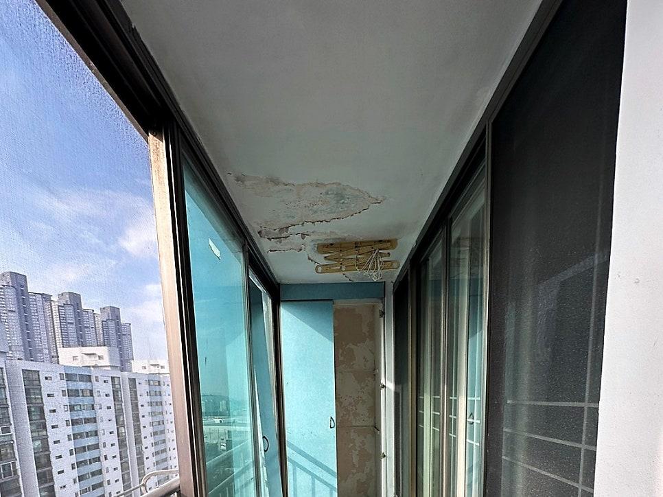 벽지가 벗겨진 베란다 천장