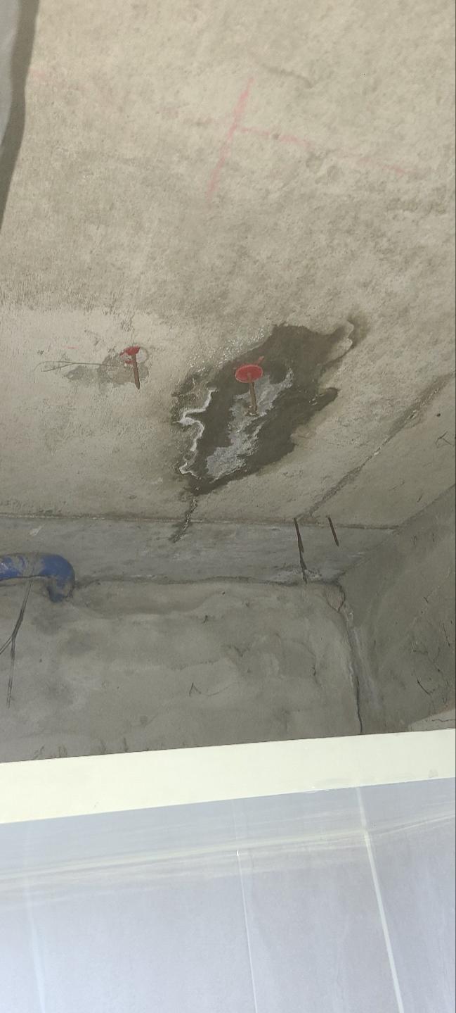 천장 배관 상태를 확인하는 공사 현장