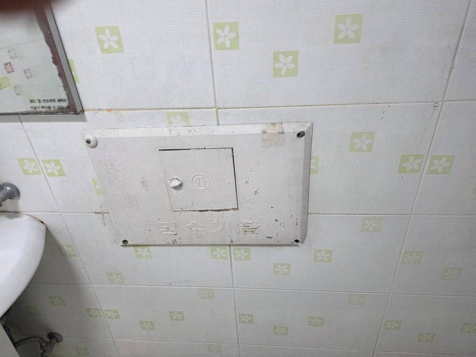 수전과 싱크볼이 보이는 공간
