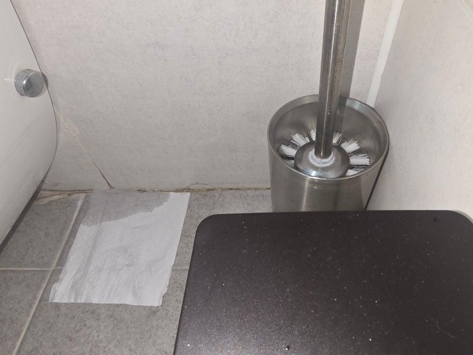 세면대와 타일이 있는 화장실 내부